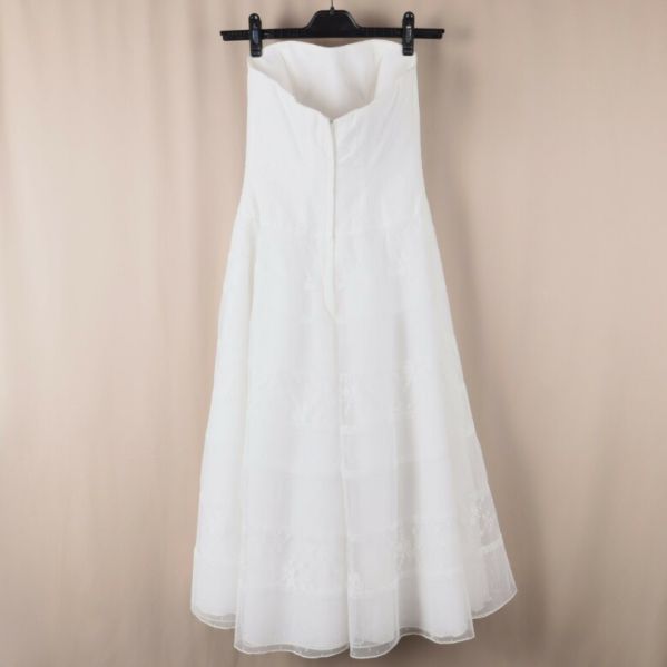 Baksidan av strapless vit klänning