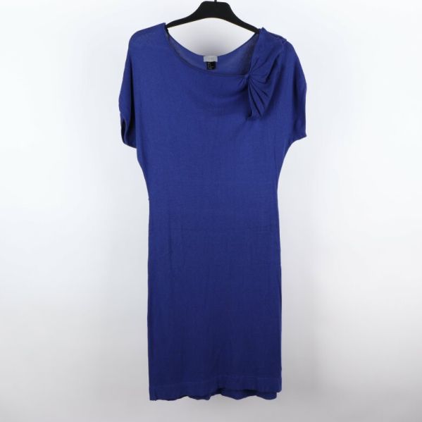 Blå klänning med dekoration på axeln