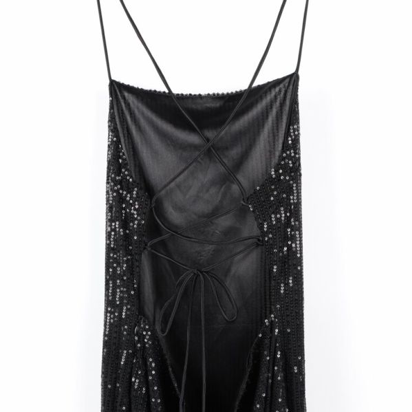 Närbild av klänningens justerbara band