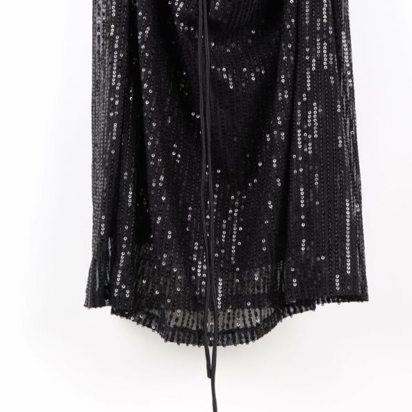 Detaljbild på paljetter längst ner på klänningen