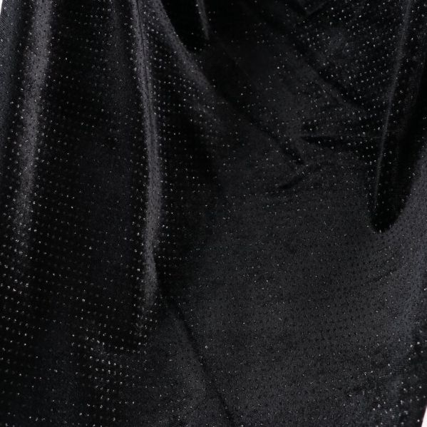 Detaljbild på glittrande tyg på den svarta klänningen