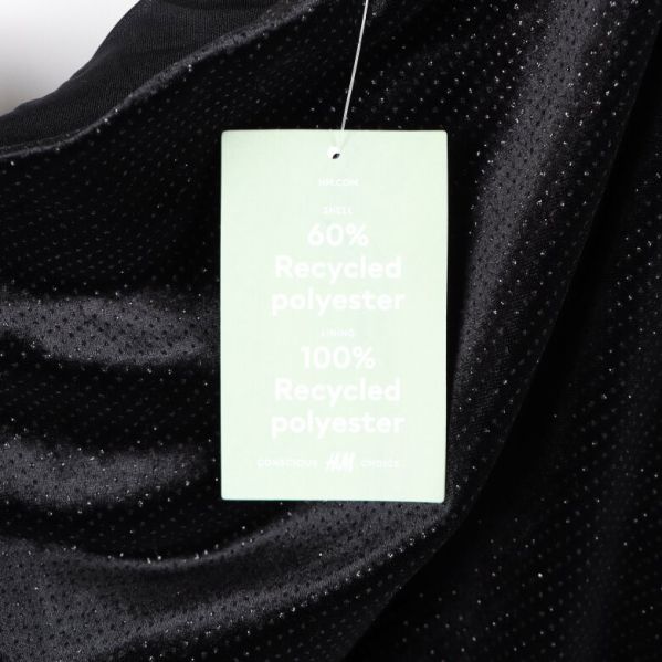 Materialetikett: Återvunnen polyester, inne i den svart klänningen
