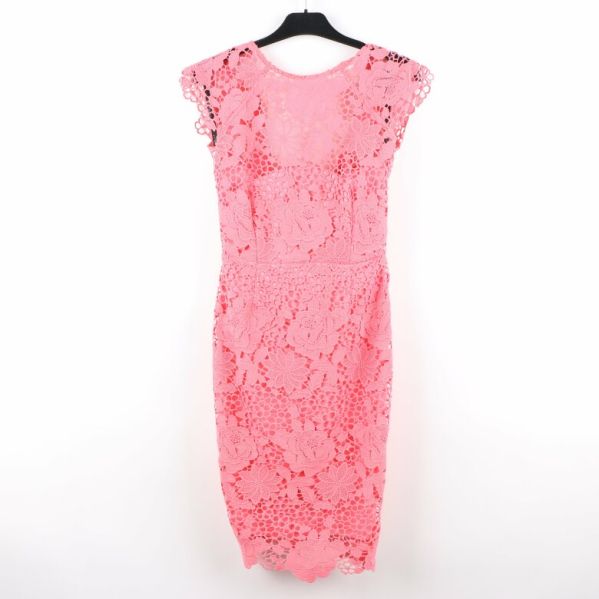 Framsidan av rosa spetsklänning 