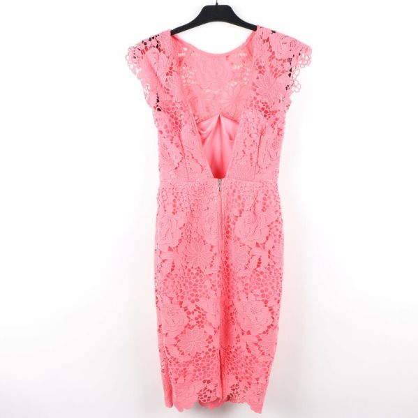 Baksidan av rosa spetsklänning