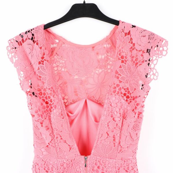 Baksidan av rosa spetsklänningen med dragkedja