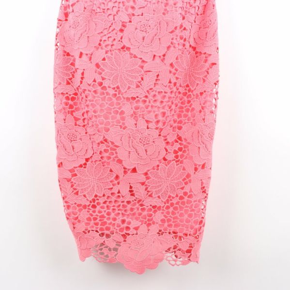 Detaljbild av rosa spetsklänningens mönster