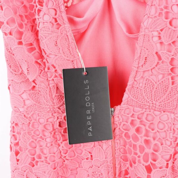 Närbild på märketiketten från Paper Dolls