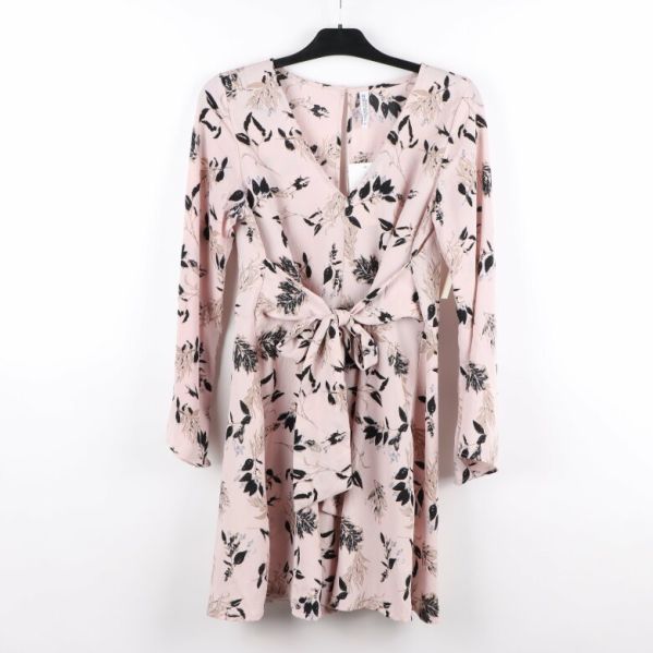 Rosa blommig klänning med midjeband framifrån