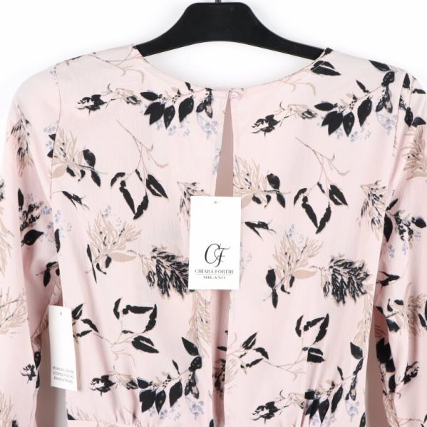 Etiketterna och baksidan av klänningen