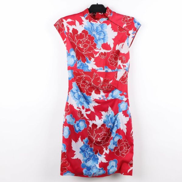 Röd klänning med blommönster framifrån