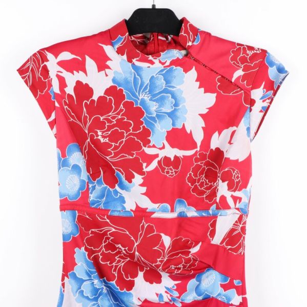 Närbild på blommönstrad klänning