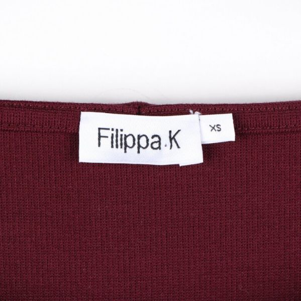 Filippa K etikett på vinröd klänning