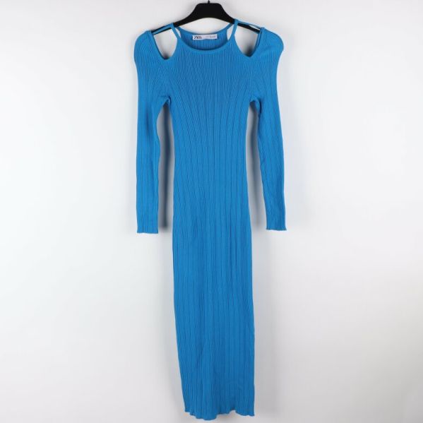 Framsidan av blå stickad klänning med utskärningar