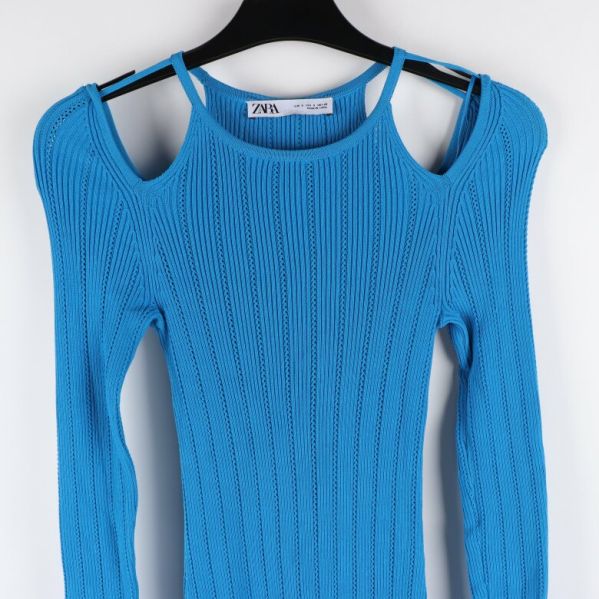 Närbild på axelutskärningar och krage