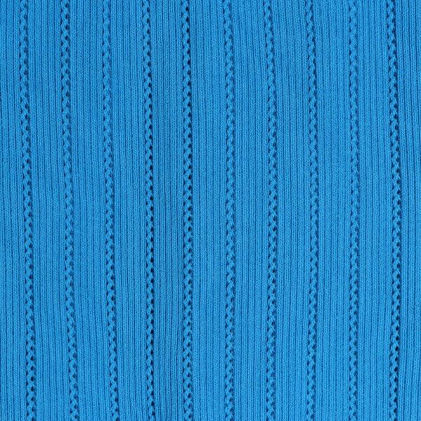 Närbild på det stickade materialet i blått
