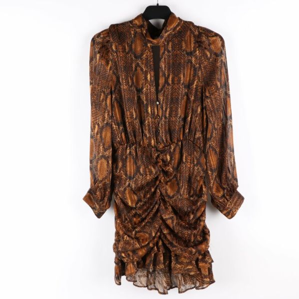 Framsidan av ormskinnsmönstrad klänning 