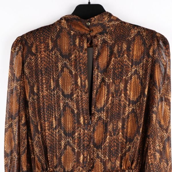 Kragen på den ormskinnsmönstrade klänningen