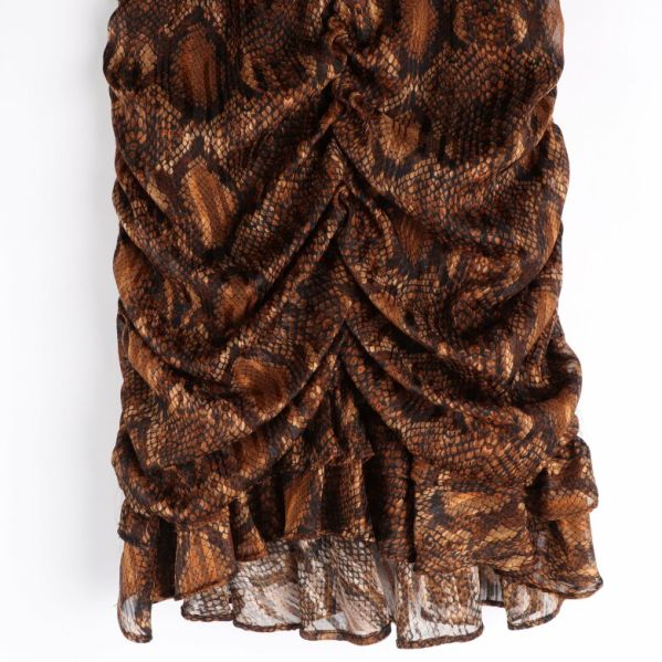 Detaljbild på volang på klänningens nederdel