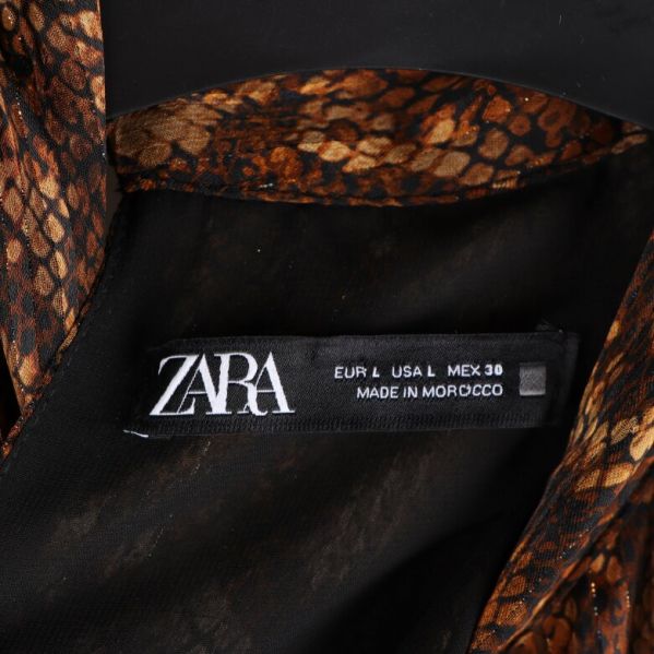 Närbild på ZARA etiketten i klänningen