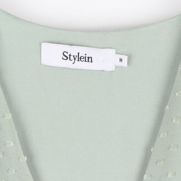 Närbild på Stylein etiketten på klänningen
