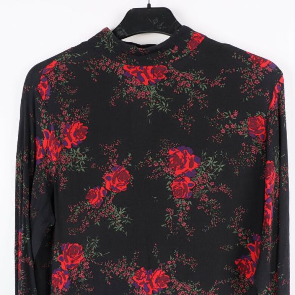 Bild av klänningens krage och mönster bakifrån