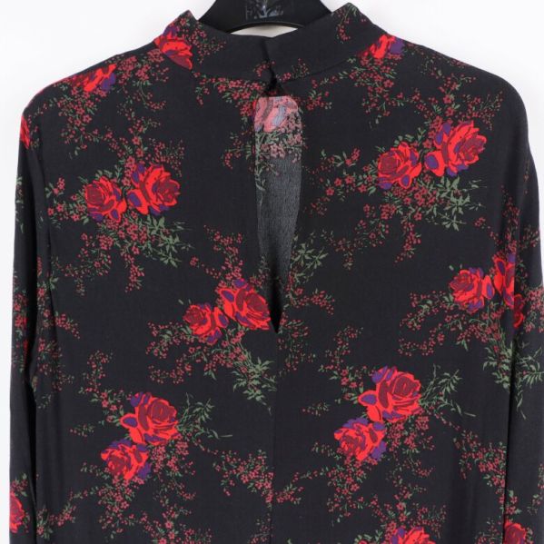 Detalj av blommönster på den svarta klänningen