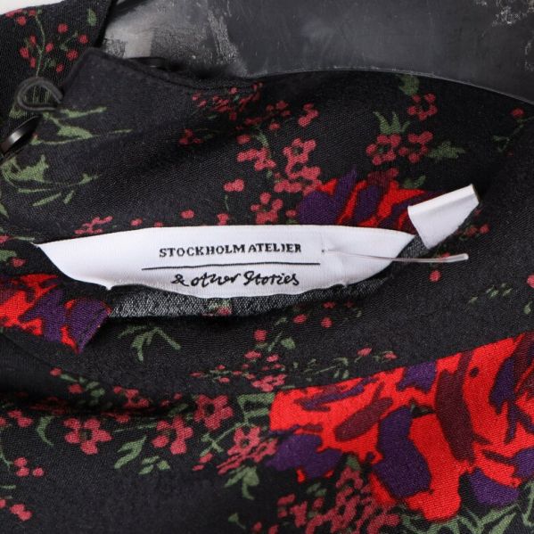 Närbild av varumärket på klänningsetiketten