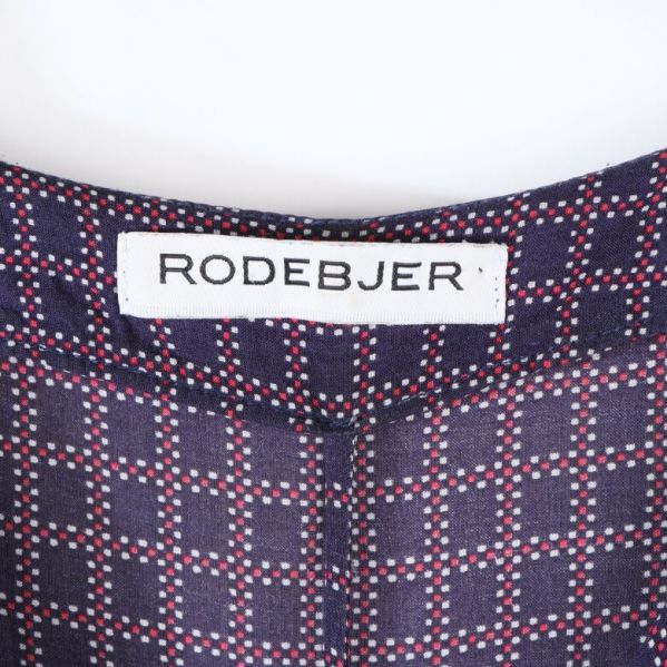 Rodebjer etikett på mönstrad klänning