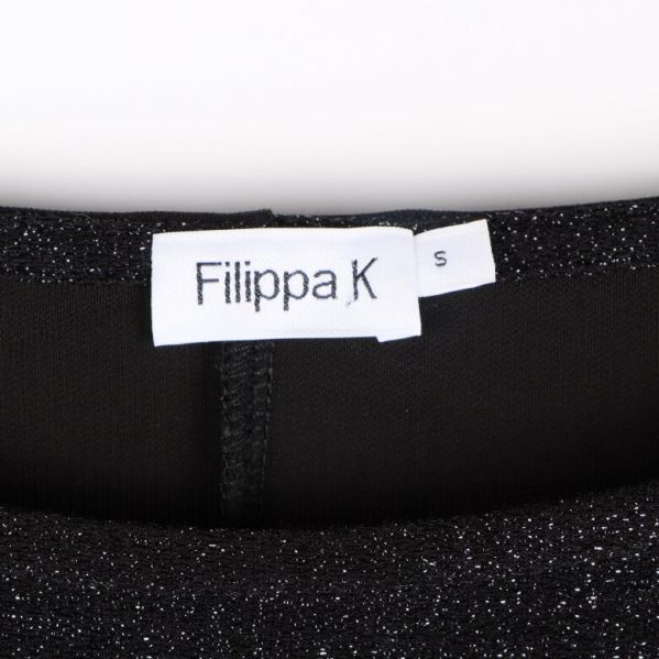 Filippa K märkning och storleksetikett på klänningen