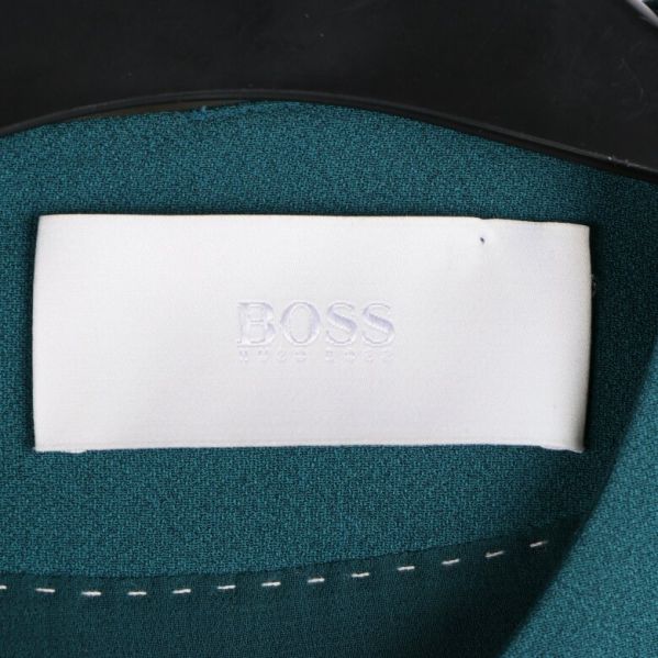 Närbild av BOSS märkets etikett inuti klänningen