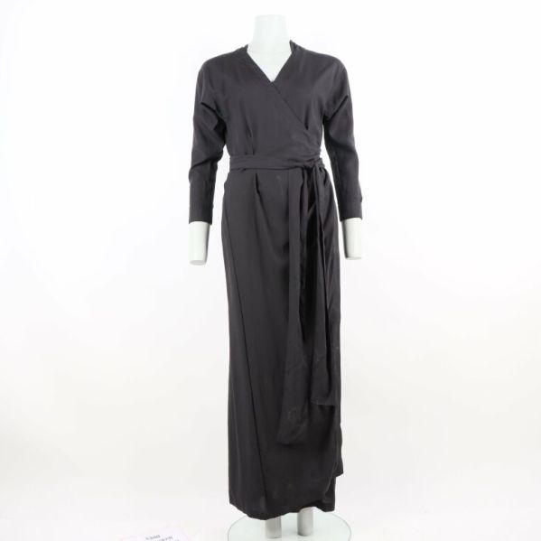 Lång svart klänning med omlott, framsidan