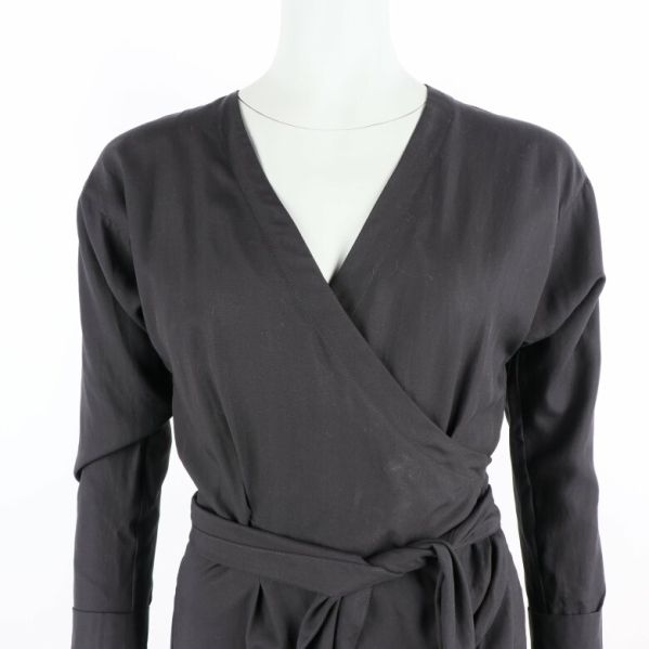 Detaljbild av klänningens framsida