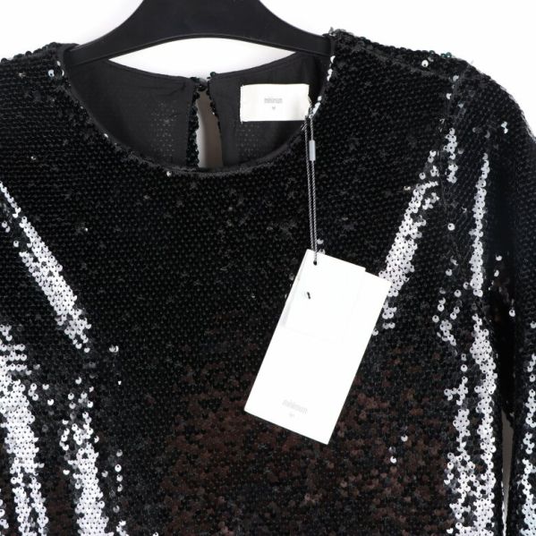 Närbild på klänningen med prislapp fäst