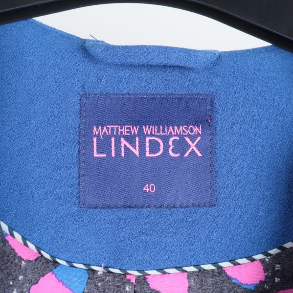 Närbild på etiketten med Lindex och storlek 40