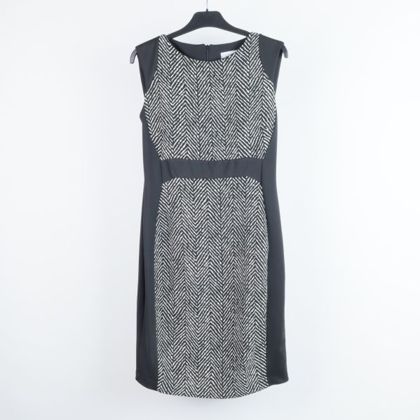 Ärmlös klänning med svart och vitt mönster