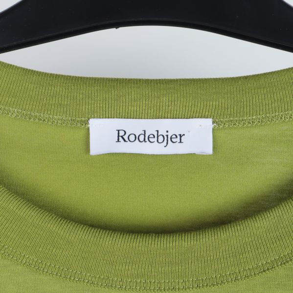 Närbild på Rodebjer etikett