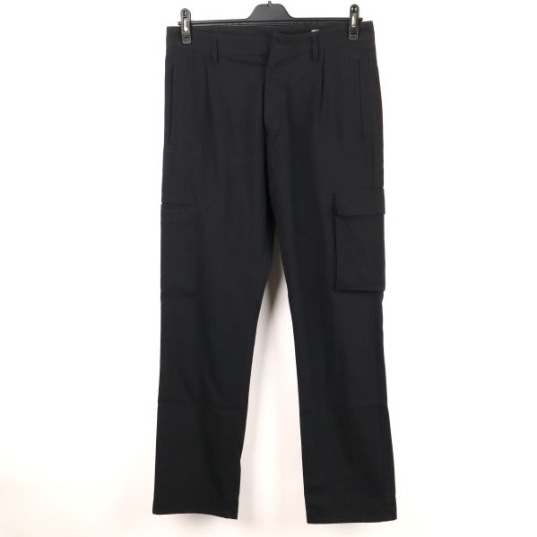 Framsidan på svarta cargobyxor med fickor