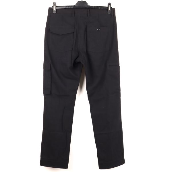 Baksida av svarta cargobyxor med fickor