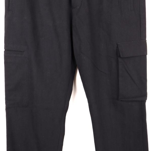 Framsida av byxben på svarta cargobyxor