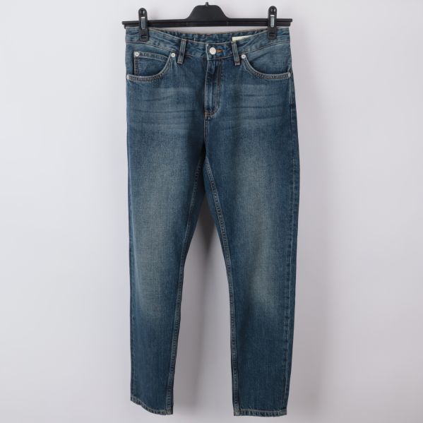 Framsidan av blå jeans