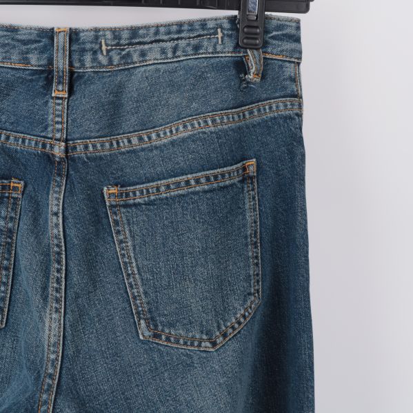 Närbild av bakficka på jeans