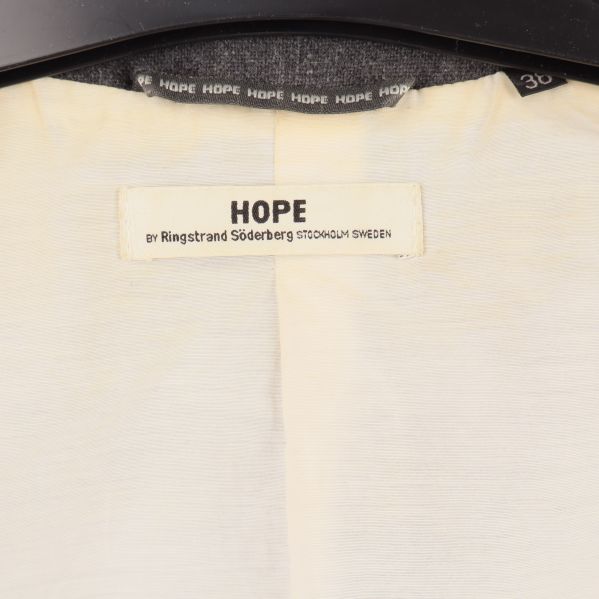 Etikett med HOPE-märke i kavaj