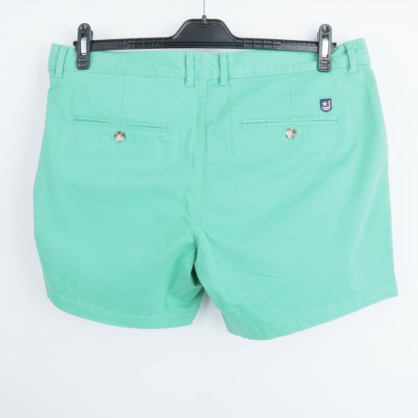 Gröna shorts baktills med fickor
