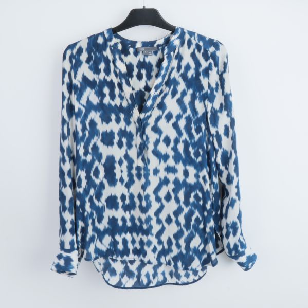 Framsida av blå och vit mönstrad blus