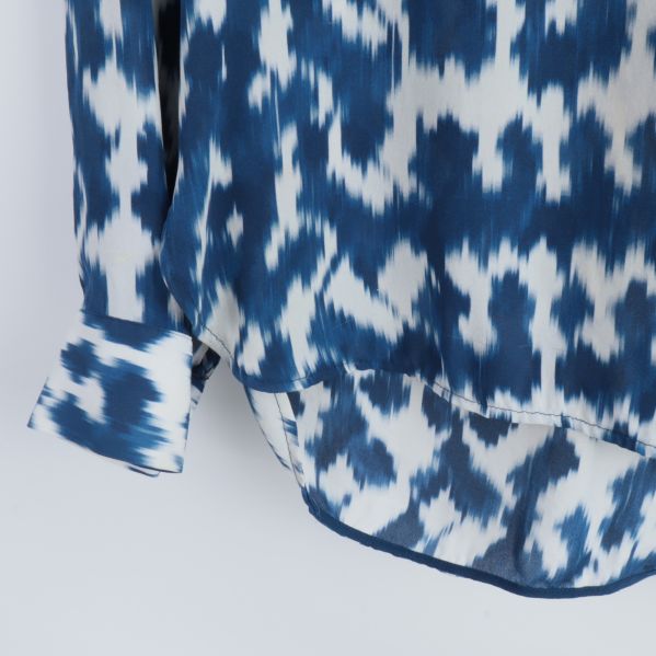 Detaljbild av blusens nederkant