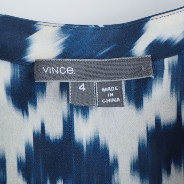 Blusens etikett med storlek fyra