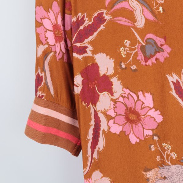 Detaljer av blommönster och ärm