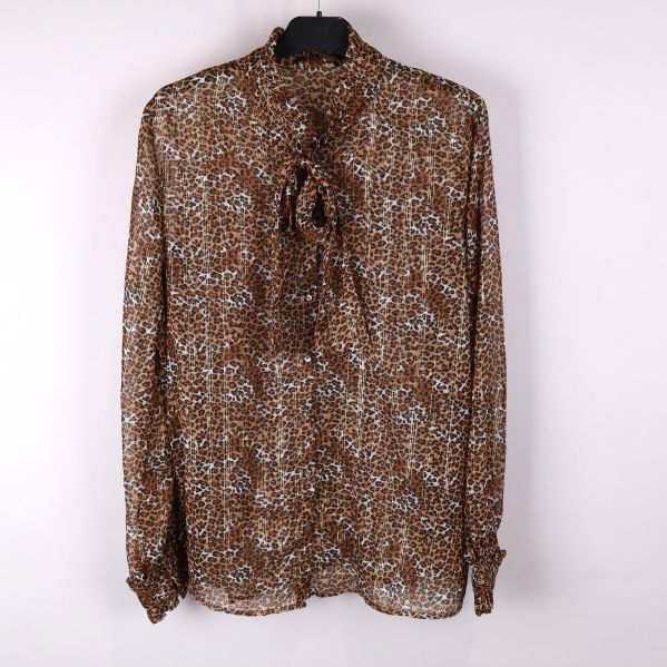 Blus med leopardmönster och volang, framifrån