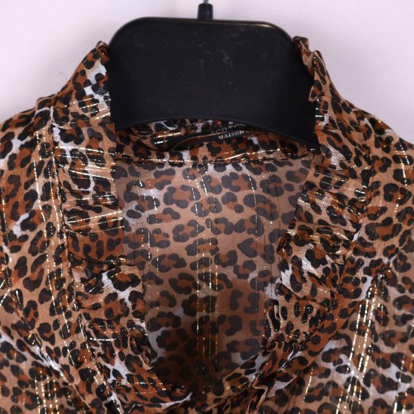 Halsdetalj med volang på leopardmönstrad blus