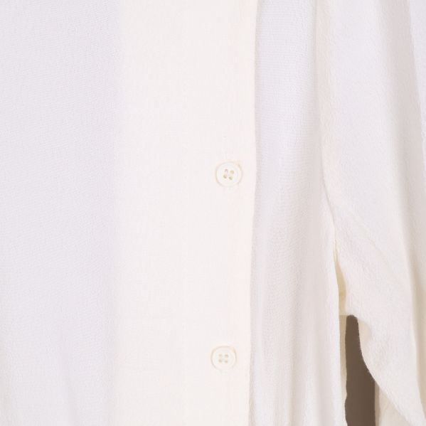 Närbild av knappar på sidan av blusen